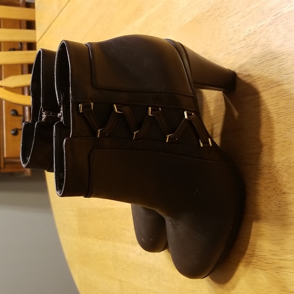 Life Stride laced up ankle heel boot - Picture 2 of 6